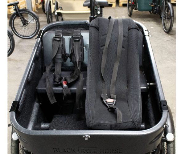 pienemmän lapsen turvaistuin käänettävissä nokka menosuuntaan ti kuskiin päin